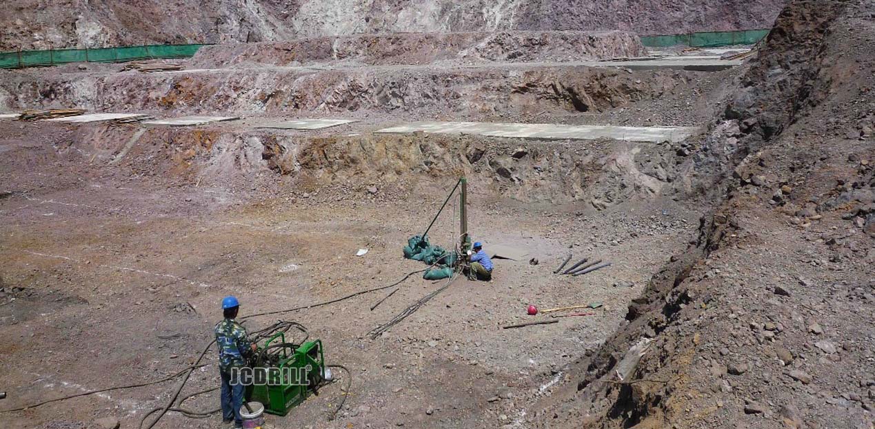 جهاز الحفر الإنشائي AK60 هو آلة حفر هيدروليكية بالكامل تعمل برأس طاقة علوي. جهاز الحفر الإنشائي AK60 هو آلة حفر هيدروليكية بالكامل تعمل برأس طاقة علوي.